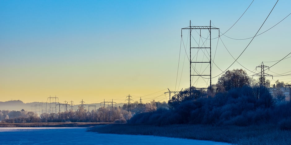 Strømmast i vinterlandskap