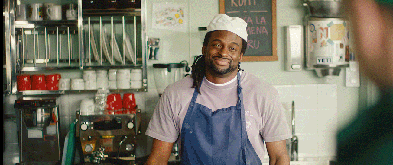 Baker som smiler bak disk