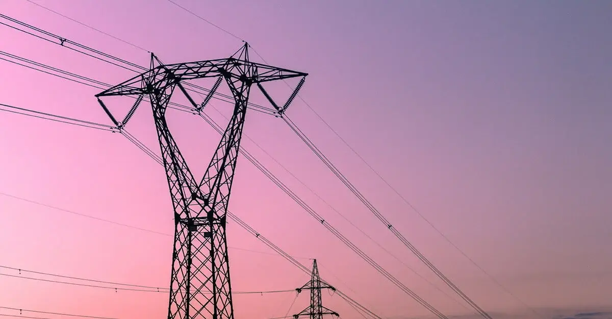Strømmast mot rosa himmel